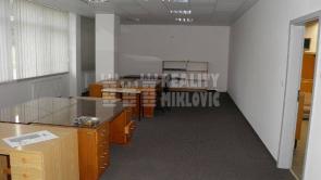 Uzavreté kancelárie s kuchynkou a soc. zariadením.